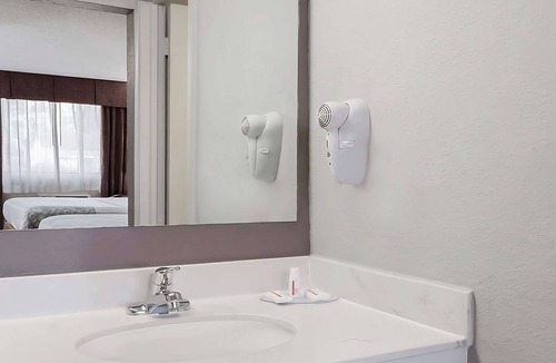 St. Augustine Hotel | Enjoy Your Weekend with Onsite Pool, Free Parking! Gorgeous Room