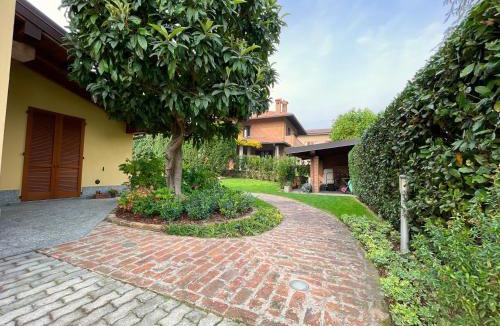 Seregno Apartment | Entire accommodation with private garden near Milan and Lake Como - Free parking - Family friendly