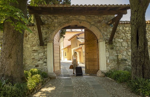 Lonato del Garda Apartment | Eremus Relais Apartment 4 with lake view