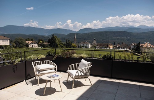 Caldaro Sulla Strada del Vino Apartment | Essa Suites - a place of longing. Luxurious apartment with private terrace.