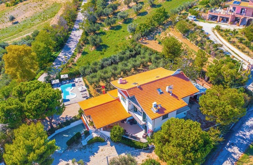 Martinsicuro Villa | Exclusive villa with pool 5min from sea (for groups of friends and families)