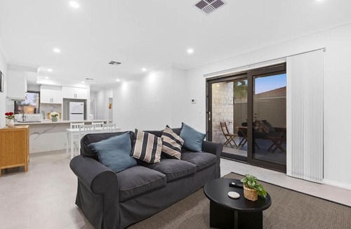 Naperville House | Executive Queen Room 7 Walk to Curtin University