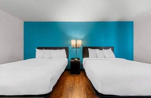 Hamilton Hotel | Experience Relaxation with Pool and Free On-Site Parking | 4 Affordable Rooms