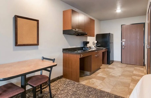 Marquette Hotel | Extended Stay Comfort with Full Kitchen, Pet-friendly & Grilling Pavilion