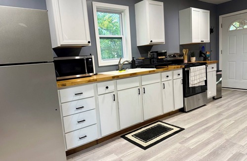 Carbondale Cabin | Fantastic 1-bedroom Cabin in peaceful Makanda, Pet-Friendly!