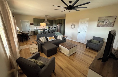 Pellville House | Fantastic farmhouse 2bed/2bath. Close to the Summit golf course & Pearl Club.