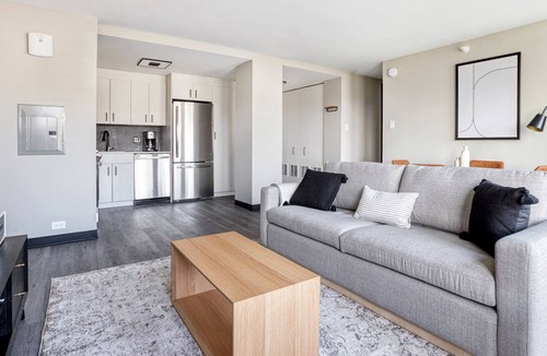 Illinois Medical District Apartment | Fantastic Medical District 2BR w/ Gym + W/D, 1 block to L, by Blueground