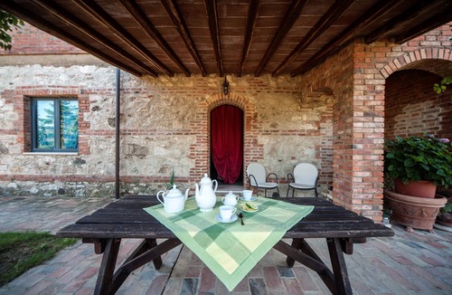 Bollano Apartment | Farmhouse for 8 people with swimming pool in Asciano and near Siena