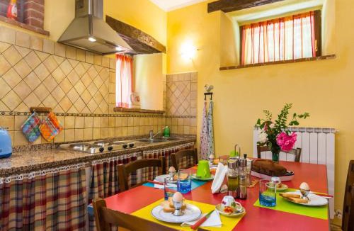 Monteluiano House | Farmhouse in hilly area in Gubbio with pool