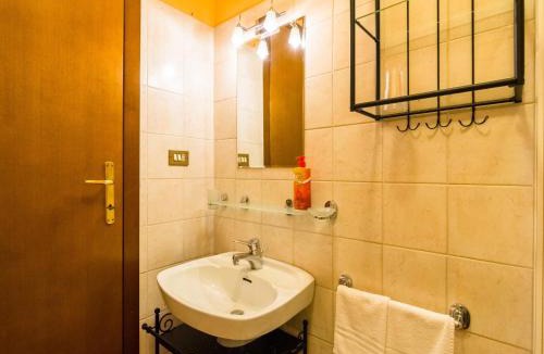 Monteluiano House | Farmhouse in hilly area in Gubbio with pool