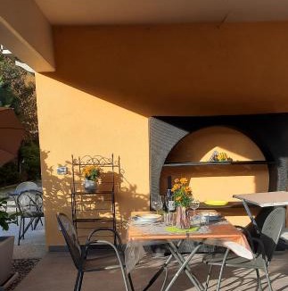 Cannobio Apartment | Ferienwohnung GALLO mit überdachter Terrasse Parkplatz 100 mtr z Strand