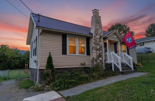 Lookout Valley Neighborhood Association House | Fern Landing - Modern, Spacious, Firepit, Fully Fenced In Yard