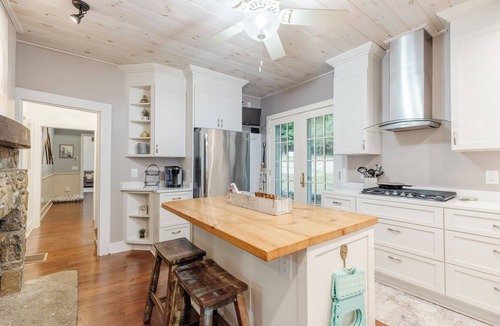Lynn House | Fin & Fig | Mountain Views + Hot Tub