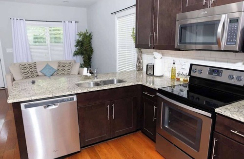 Chapel Hill House | Fire Pit - 4 Min from UNC - 7 Min from Carrboro - Fast Wi-Fi