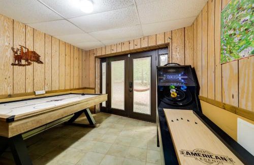 Greentown House | Fire Pit & Games! Prow Chalet; Mins to Lake Wally!