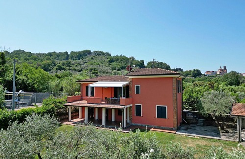 Aulla Apartment | Flat with garden, terrace, wifi and a/c