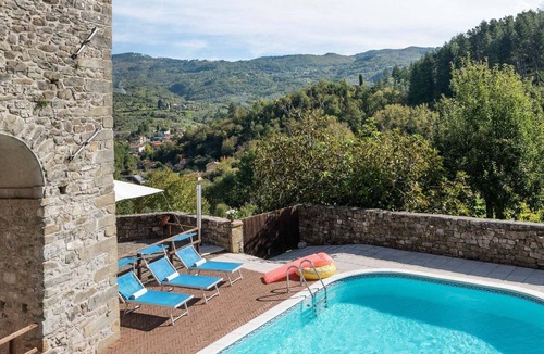 Argigliano Apartment | Flat with heated hot tub and shared pool