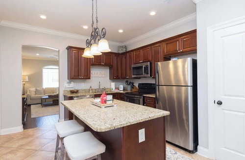 Oxford Condo | Fleur de Lis Fanbase by Apex Short Term Stays