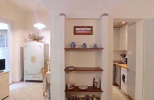 San Lorenzo Apartment | Florence Historic Center | Private Courtyard | Walk to Everything, WIFI, AC