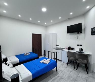 Chiari Hotel | Foresteria La Stazione Pizza, Kebab & Byrek di Hoxha Alma