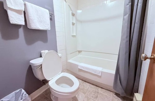 Ida Grove Hotel | Four Charming Royal-Style Rooms Perfect for Road Trips + Free Parking