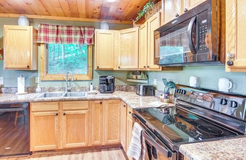 Whittier Cottage | 'fox Den' w/Hot Tub! 22 Mi to Cataloochee Skiing