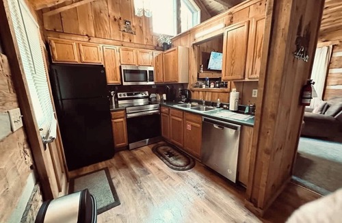 Sevierville Cabin | FoxDen-Cozy Honeymoon Cabin View/HotTub/Self-chkin