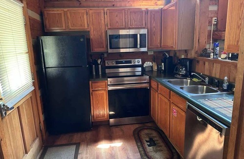 Sevierville Cabin | FoxDen-Cozy Honeymoon Cabin View/HotTub/Self-chkin