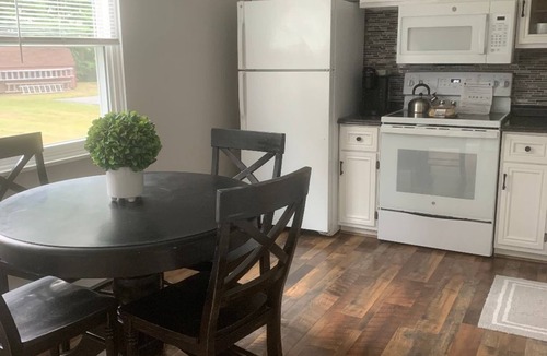 Carlisle House | friendly area, walking distance to town- great location !