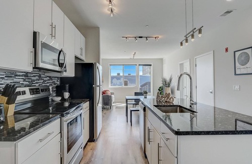 Brewerytown Apartment | Frontdesk | 2 BR Apt near Museum of Art