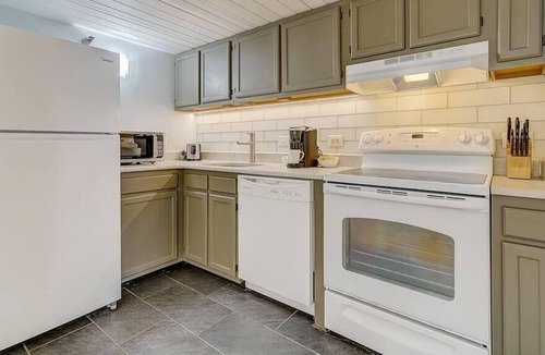 Gayborhood Apartment | Frontdesk | Spacious 1BR Loft by Independence Hall