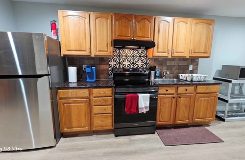 Evergreen Lawn House | Fully Furnished Cozy English Basement Apartment