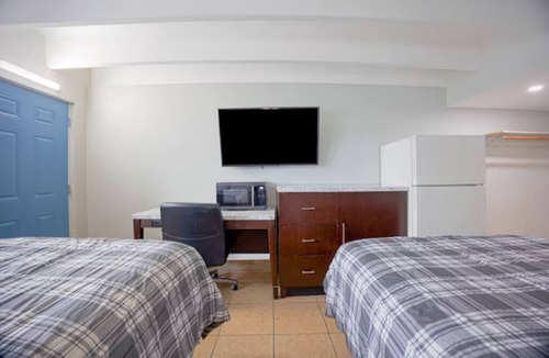Merritt Island Hotel | Functional Private Room Perfect for Exploring Attractions Near Merritt Island