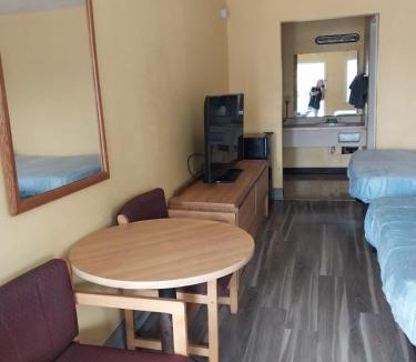 Jackson Apartment | Gated 2 Double Beds Hotel Room 222