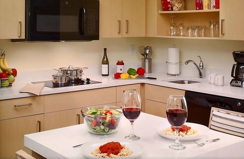 Monmouth Junction Hotel | Get Ready for Blissful Getaway! w/Seasonal Pool, Pets are Allowed
