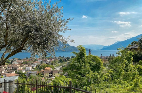 Bodengo Apartment | Giardino-Maria Papavero Holiday Apartment with Lake View