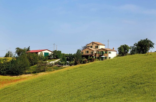 Monte San Martino Villa | Glorious Views, beautiful Holiday home, Heart of Italy 6 bedrooms, private pool