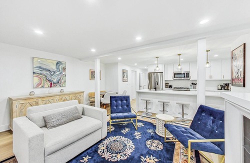 Lincoln Park Condo | Gorgeous Lincoln Park apartment with 4 bed, 2.5 b, luxurious gourmet kitchen.