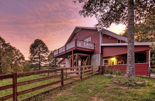 McCaysville Cabin | Gorgeous Springtime Mountain Views! Hot Tub, WiFi, Beautiful Wildlife!