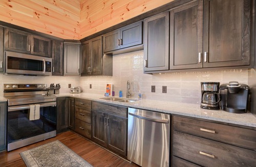 Logan Cabin | Gray Ridge - 6BR/4BA Modern Style Log Cabin - Walk to Old Man's Cave!