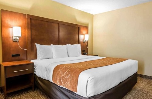 Southside Hotel | Great Escape! 1 Comfy Unit, Pool, Breakfast, Parking, Close to Attractions.