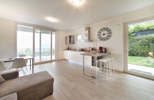 Albisano Apartment | GREAT LAKE VIEW - PRIVATE GARDEN - JACUZZI