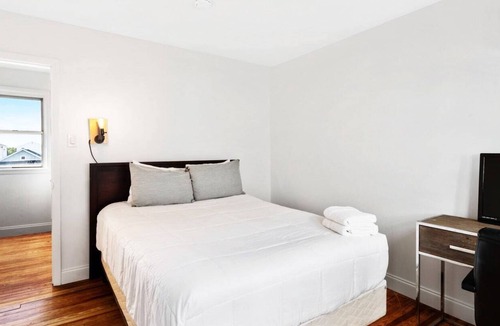 Ventnor City Apartment | Great Located 3BR w/Parking, 8min Walk to Beach
