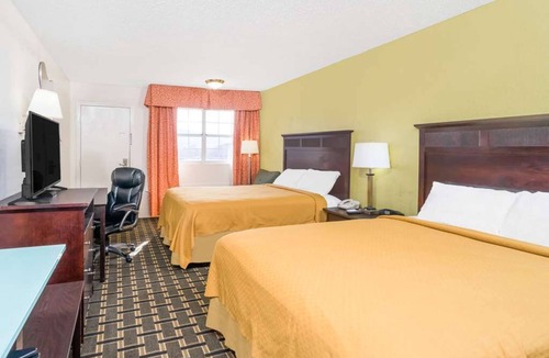 Lookout Valley Neighborhood Association Hotel | Great Value Stay! 3 Units w/Seasonal Pool and Free Parking! Pets Allowed