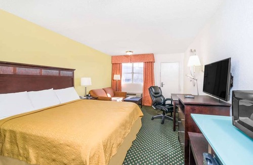 Lookout Valley Neighborhood Association Hotel | Great Value Stay! 3 Units w/Seasonal Pool and Free Parking! Pets Allowed