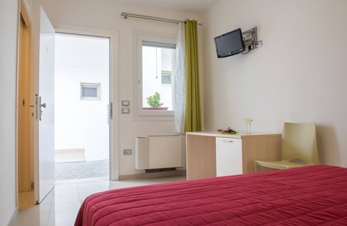 Torre Santa Sabina Bed & Breakfast | Ground Floor Double Room in "Donnosanto Residence"