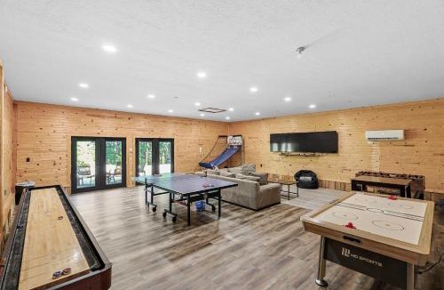 Logan House | Group Getaway6mi to parksGameRmStay Gives Back!