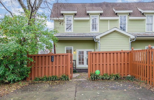 Hope Gardens Condo | Group Stay for 10 with Grill & Cozy Fireplace