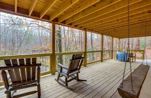 Tennga House | Groups Welcome! Cozy Creek-Front Cabin in Old Fort