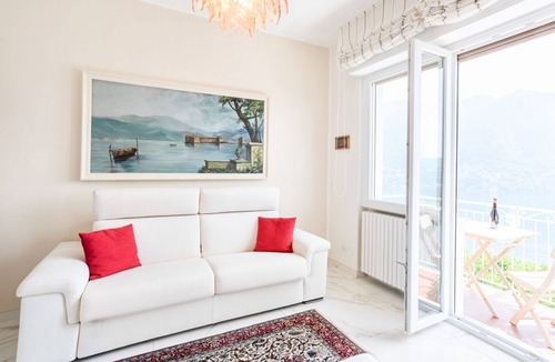 Cernobbio Apartment | GuestHost - Bright and welcoming studio apartment located in Cernobbio in an elevated position, in a hilly and residential area of the village! The apartment boasts a truly superb lake view: you can admire a unique panorama, which ranges from the swimmin